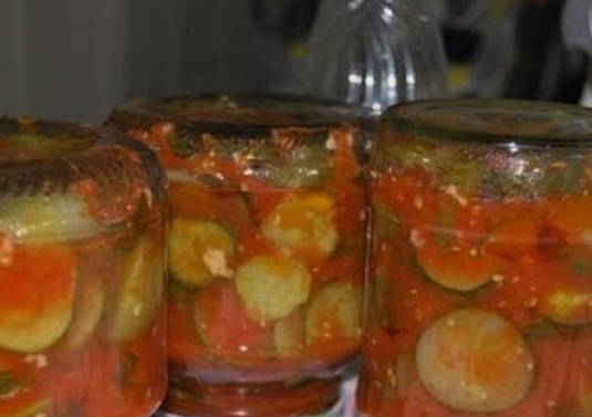 Огурцы кружочками в томатной заливке с чесноком без стерилизации на зиму