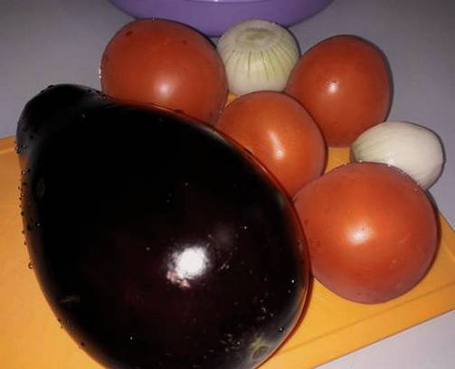 Запеченные баклажаны веером с помидорами и сыром в духовке