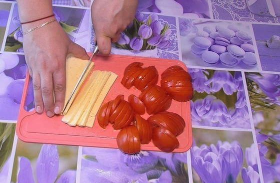Баклажаны веером с помидорами, сыром и чесноком в духовке