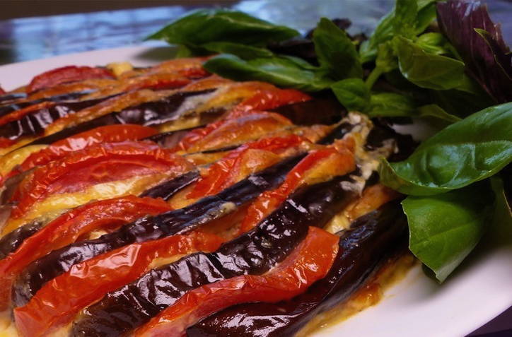 Баклажаны веером с помидорами, сыром и чесноком в духовке