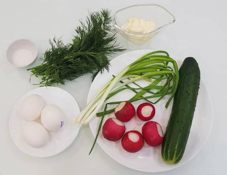 Салат из редиски, огурцов, яиц с майонезом