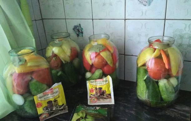 Ассорти из помидоров и огурцов на 3-х литровую банку с уксусом на зиму