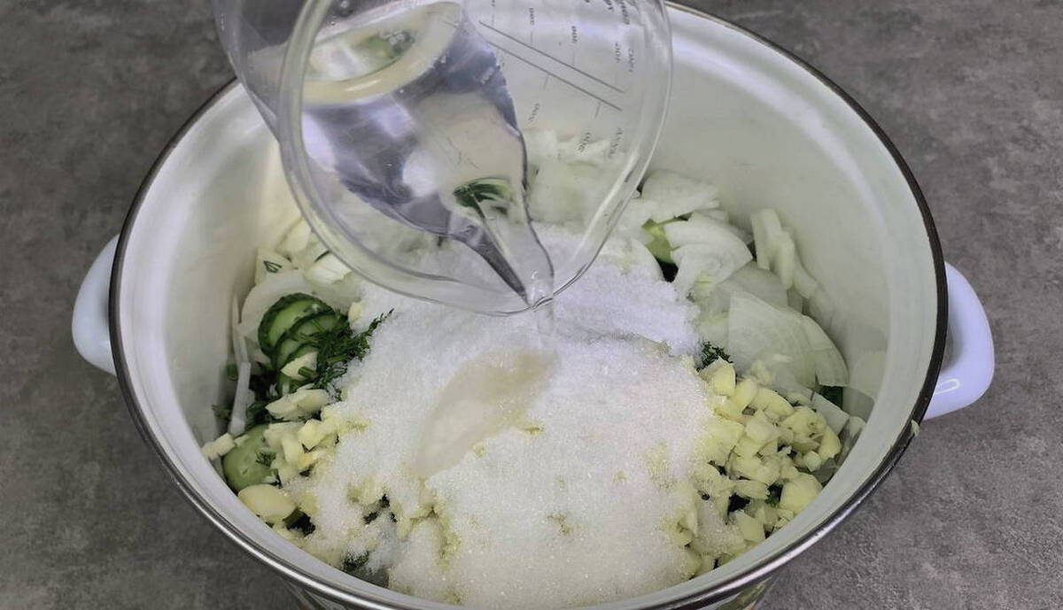 Сырой салат из огурцов без варки и стерилизации на зиму