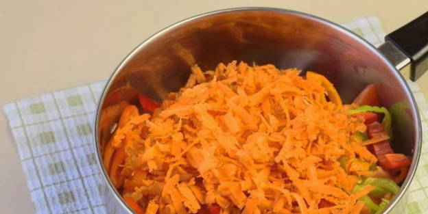 Салат из помидоров, моркови и лука на зиму