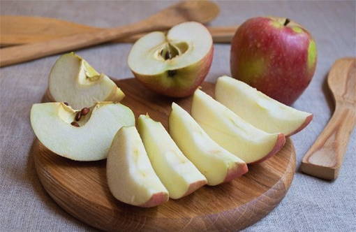 Компот из свежих яблок в кастрюле на каждый день