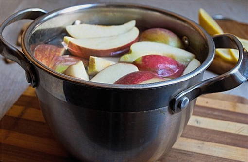 Компот из свежих яблок в кастрюле на каждый день