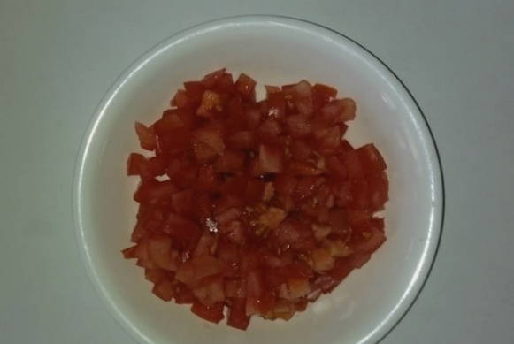 Салат с черемшой и помидорами