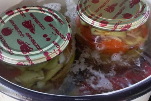 Салат из помидоров, огурцов и лука на зиму