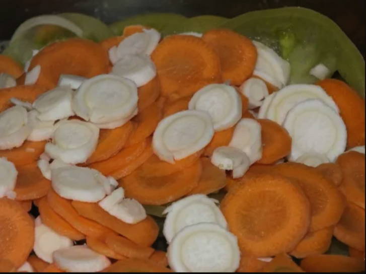Салат из зеленых помидоров, лука и моркови на зиму