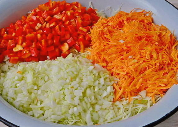 Салат с капустой и овощами на зиму