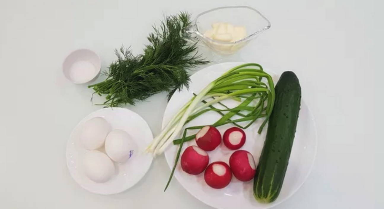 Салат из редиски с яйцом, огурцом и зеленым луком с майонезом