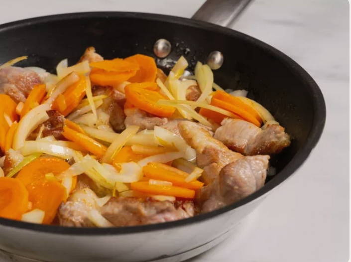 Рагу из свинины с картошкой и овощами на сковороде