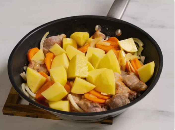 Рагу из свинины с картошкой и овощами на сковороде