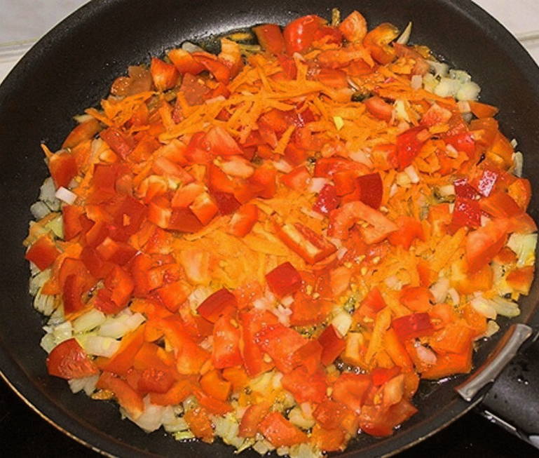 Овощной салат с рисом и помидорами на зиму