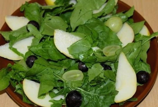 Салат с грушей и рукколой