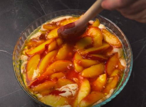 Заливной пирог со свежими персиками