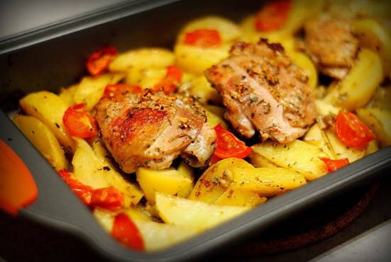 Курица с картошкой в духовке - 5 самых вкусных рецептов запеченной курицы с картошкой с фото пошагово