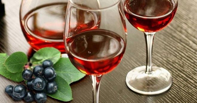 Вино из аронии с листьями вишни