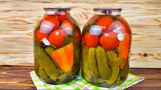 Ассорти помидоры и огурцы на зиму 1 литровую банку - 5 рецептов с фото пошагово