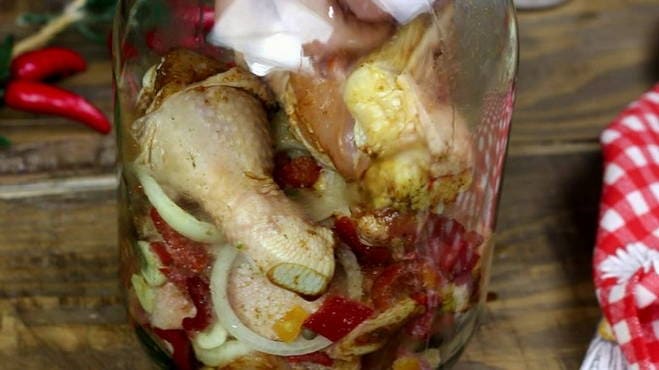 Курица в банке в духовке - 5 пошаговых рецептов с фото