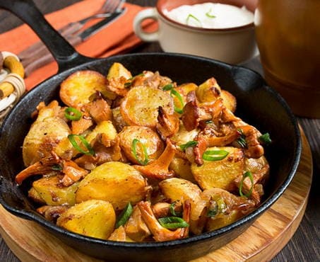 Жареная картошка с лисичками, луком и сметаной