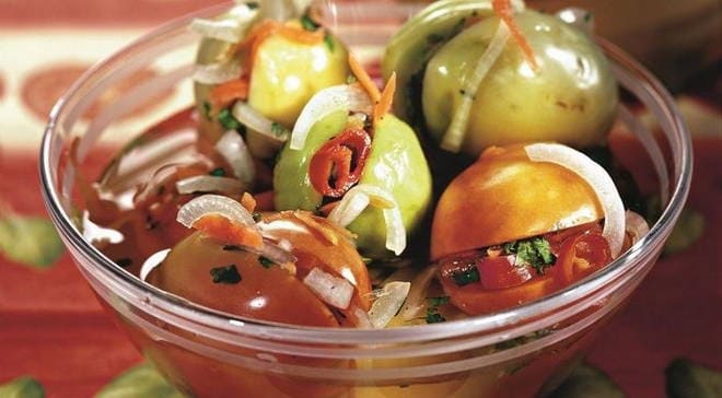 Зеленые помидоры с чесноком на зиму - 5 рецептов пальчики оближешь с фото пошагово
