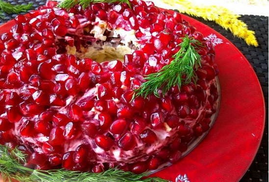 Салат «Гранатовый браслет» с курицей и грибами — рецепт с фото