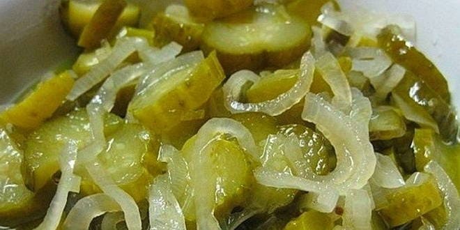 salat na zimu iz ogurtsov s lukom i rastitelnym maslom