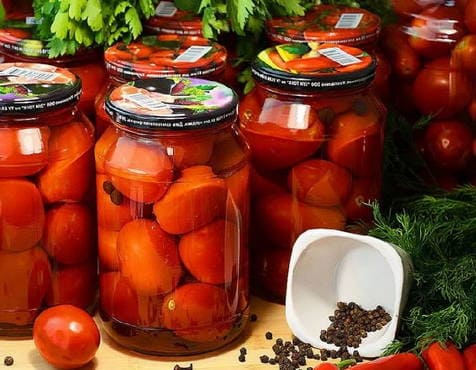 marinovannye pomidory s chesnokom vnutri na zimu v litrovyh bankah