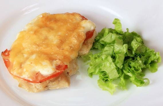 Куриное филе с сыром и помидорами в духовке по-французски - 5 рецептов