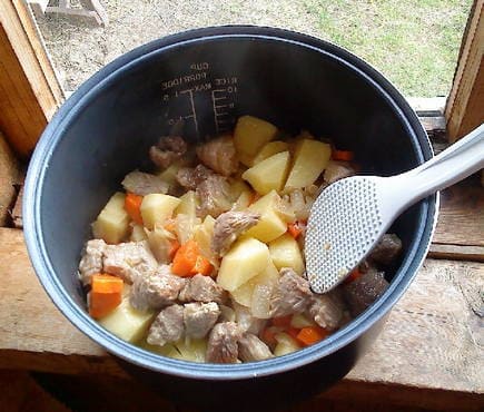 Картофель с говядиной и лисичками в мультиварке