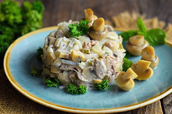 Салат с курицей и маринованными грибами — ТОП 10 лучших рецептов