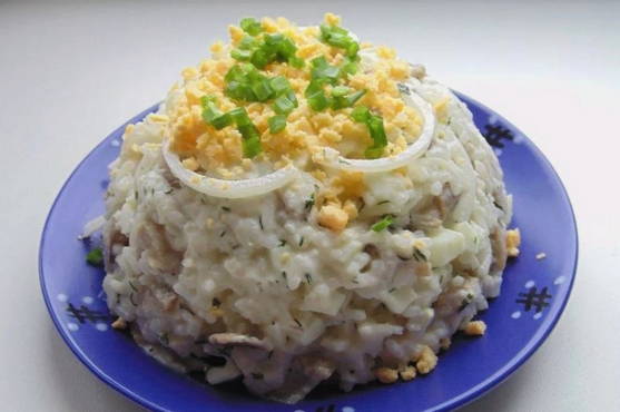 Салат с грибами и рисом