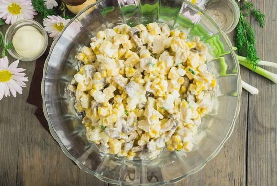 Салат из куриного филе, грибов шампиньонов, кукурузы и лука простой рецепт пошаговый