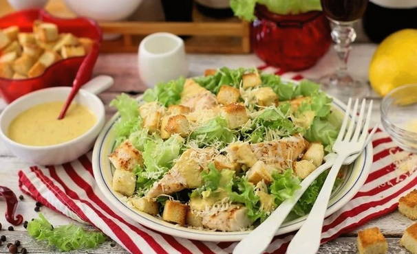Классический рецепт салата Цезарь с курицей в домашних условиях