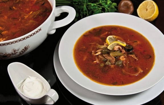 Согревающий осенний суп: мясная солянка с каперсами и маслинами