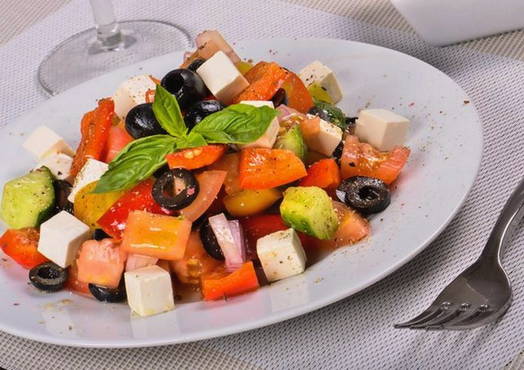 Греческий салат с красной рыбой.