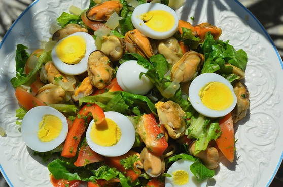 Салат с мидиями и яйцом