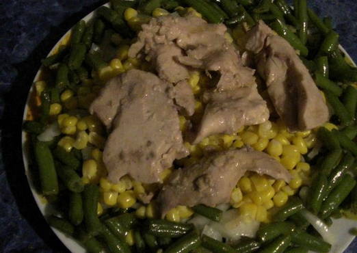 Салат с печенью трески и кукурузой