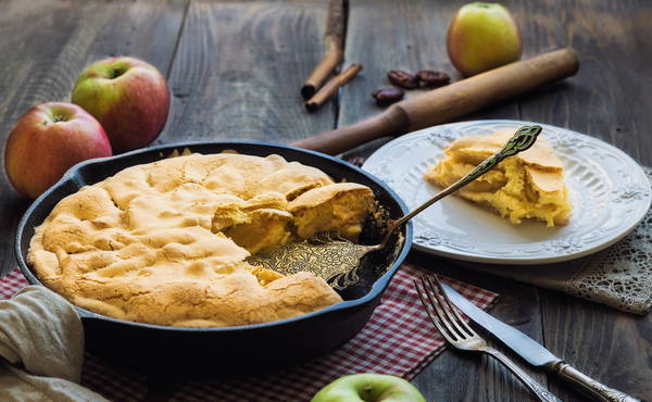 Шарлотка на сковороде с яблоками: рецепт на плите + 8 пошаговых фото