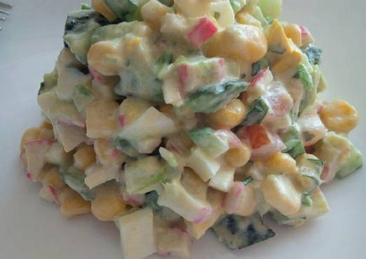 Слоёный салат с крабовыми палочками, красной рыбой, авокадо и сыром — рецепты | Дзен