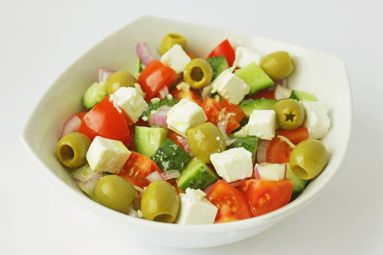 Салат с оливками и фетой