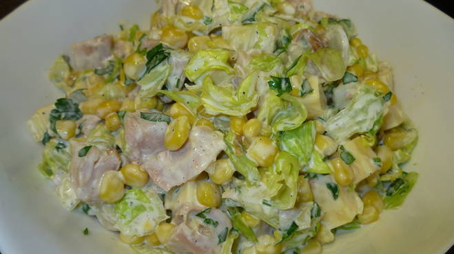 Салат с копченой курицей и кукурузой