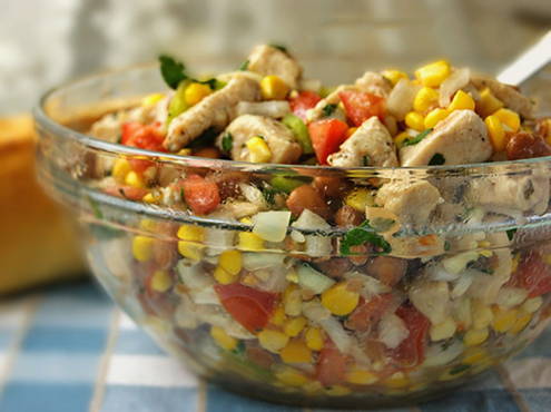Салат с копченой колбасой, фасолью, кукурузой и сухариками «Калейдоскоп»