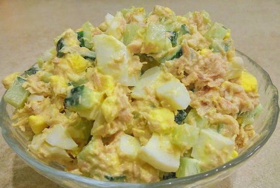 Салат с тунцом, яйцом и огурцом