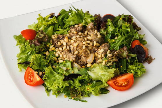 Легкий салат с руколой и кедровыми орешками – пошаговый рецепт приготовления с фото