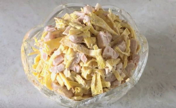20 салатов с яичными блинчиками, которые оценит любая хозяйка