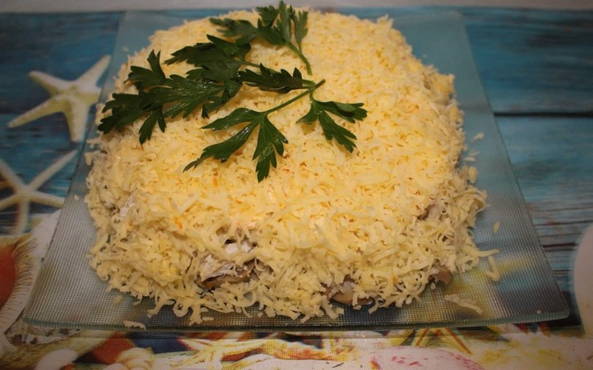 Салат с курицей, грибами, сыром и картофелем