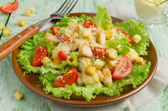 Классический салат Цезарь с курицей и сухариками | Receita