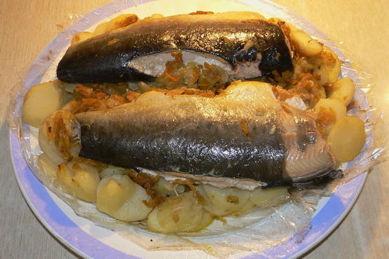 Горбуша с картофелем и сметаной в горшочке (в духовке)